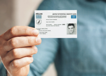 Σε 2 χρόνια θα είναι άκυρες οι παλιές ταυτότητες - Άσκοπες οι διαμαρτυρίες και οι ουρές στα αστυνομικά τμήματα
