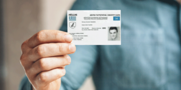 Σε 2 χρόνια θα είναι άκυρες οι παλιές ταυτότητες - Άσκοπες οι διαμαρτυρίες και οι ουρές στα αστυνομικά τμήματα