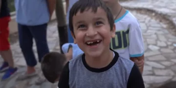 Το «Σεράντα μήλα κόκκινα» όπως δεν το έχετε ξανακούσει, με άλλα δίστιχα και παιδικές φωνές