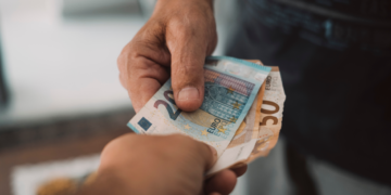 Εφορία: «Σκανάρονται» οι δωρεές χρημάτων σε συγγενείς