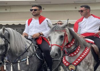 Εντυπωσίασαν και εφέτος οι Καβαλάρηδες του Δεκαπενταύγουστου στη Σιάτιστα