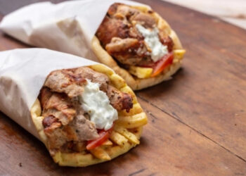 Ξέφυγαν οι τιμές στο σουβλάκι στα νησιά: Από 4,5 ευρώ σε Μύκονο και Ύδρα