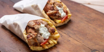 Ξέφυγαν οι τιμές στο σουβλάκι στα νησιά: Από 4,5 ευρώ σε Μύκονο και Ύδρα