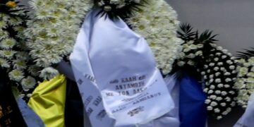 Το στεφάνι της οικογένειας Καμπανού στην κηδεία του Μιχάλη Κατσούρη: “Καλή αντάμωση με τον Άλκη μας”