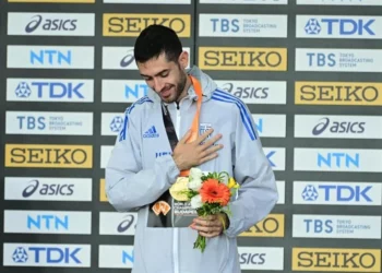 Μίλτος Τεντόγλου: H απονομή, η ανάκρουση του εθνικού ύμνου και η αποθέωση από πλήθος Ελλήνων στη Βουδαπέστη-VIDEO