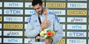 Μίλτος Τεντόγλου: H απονομή, η ανάκρουση του εθνικού ύμνου και η αποθέωση από πλήθος Ελλήνων στη Βουδαπέστη-VIDEO