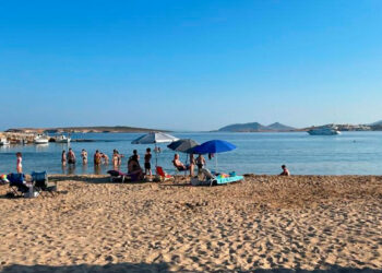 Το Κίνημα της πετσέτας: Πώς οι ενεργοί πολίτες «τάραξαν στη νομιμότητα» όσους γεμίζουν τις παραλίες ομπρελοκαθίσματα