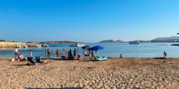 Το Κίνημα της πετσέτας: Πώς οι ενεργοί πολίτες «τάραξαν στη νομιμότητα» όσους γεμίζουν τις παραλίες ομπρελοκαθίσματα