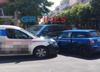 Τραυματισμένο βρέφος στο τροχαίο με 3 ΙΧ στη Θεσσαλονίκη