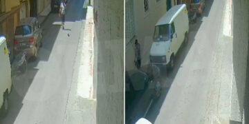 Θύμα των Βούλγαρων «αστυνομικών» πετάει χρήματα σε σακούλα από το μπαλκόνι - Δείτε βίντεο