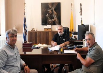 Την σύμβαση για τις εργασίες κατασκευής τοιχίου αντιστήριξης στην Κοινότητα Αναρράχης, υπέγραψε σήμερα το πρωί ο Δήμαρχος Εορδαίας Παναγιώτης Πλακεντάς