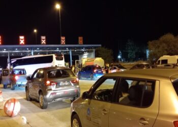 Ολονύχτια ταλαιπωρία στην εθνική οδό – “Κόλλησαν” στα διόδια Μοσχοχωρίου πλήθος αυτοκινήτων (φωτό)