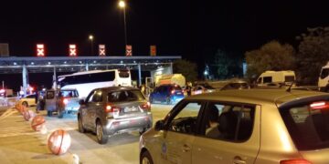 Ολονύχτια ταλαιπωρία στην εθνική οδό – “Κόλλησαν” στα διόδια Μοσχοχωρίου πλήθος αυτοκινήτων (φωτό)