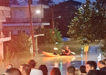 Κακοκαιρία «Daniel»: Έκλεισε η Εθνική Οδός στο ύψος της Λάρισας λόγω υπερχείλισης του Πηνειού