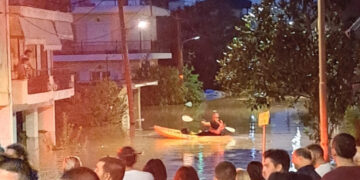 Κακοκαιρία «Daniel»: Έκλεισε η Εθνική Οδός στο ύψος της Λάρισας λόγω υπερχείλισης του Πηνειού