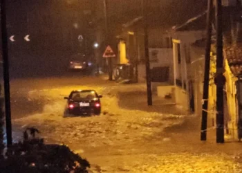 Τρίκαλα: «Ποτάμια» οι δρόμοι μετά από μία ώρα βροχόπτωσης