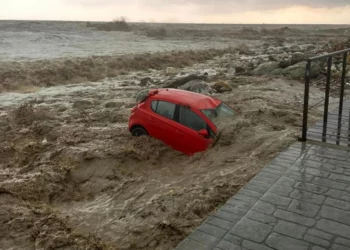 Καιρός: «Πνίγονται» Βόλος, Λάρισα και Σκιάθος – Ένας νεκρός, αναζητείται 34χρονος