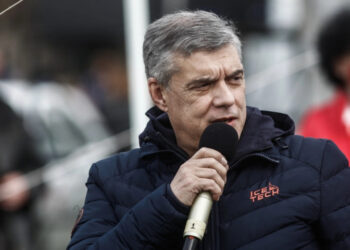 Κώστας Αγοραστός: Επίθεση από εξαγριωμένους πολίτες στον Παλαμά – Τον απομάκρυνε η αστυνομία