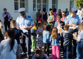 Ενημερωτικά φυλλάδια διανεμήθηκαν από αστυνομικούς σε μαθητές Δημοτικών Σχολείων και γονείς - Φωτογραφίες