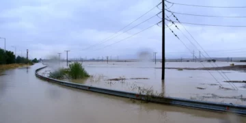 Απέραντη λίμνη η Εθνική Οδός, κομμένη στα δύο η χώρα – Αποκαλυπτικό βίντεο για το χάος