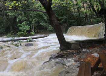 Πλημμύρισε και το φαράγγι Σκεπασμένου στο Βελβεντό