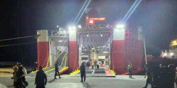 Ραφήνα: Έδεσε στο λιμάνι το «Fast Ferries Andros» με τους 731 επιβάτες ύστερα από 18 ώρες