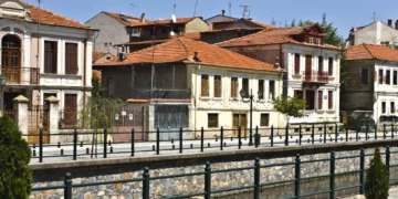Από τους πλίνθους στον εκλεκτικισμό: Γιατί η αρχιτεκτονική της Φλώρινας εξακολουθεί να συναρπάζει