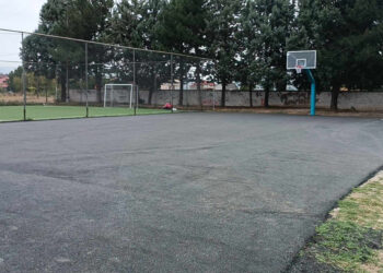 Αναβαθμίστηκε το γήπεδο μπάσκετ δίπλα απο τα κοιμητήρια Αγίας Τριάδος στην Πτολεμαΐδα (ρεπορτάζ της Κούλας Πουλασιχίδου)