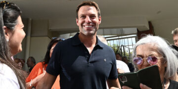 Ήμουν κουρασμένος, θέλω δύο μήνες εξάσκηση στα ελληνικά, λέει τώρα ο Κασσελάκης για το «κρατίδιο» στα Κατεχόμενα