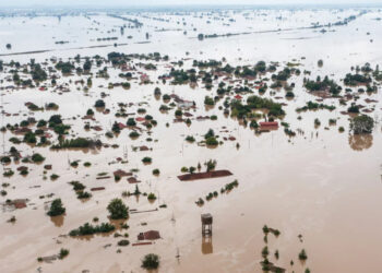 Κακοκαιρία Daniel - Θεσσαλία: Τα στάσιμα ύδατα, η λάσπη και τα νεκρά ζώα απειλούν κατοίκους και διασώστες