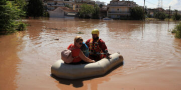 Ηλικιωμένοι, βρέφη και άρρωστοι στους εγκλωβισμένους – Εκκλήσεις βοήθειας μέσω Facebook