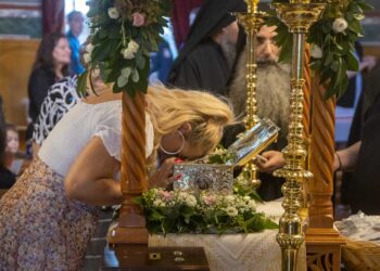 Κοζάνη: Κλήρος και λαός με μεγάλη συγκίνηση και τιμές υποδέχτηκαν την Τίμια Ζώνη της Παναγίας - Μέχρι πότε θα βρίσκεται στην πόλη