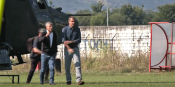 Κυριάκος Μητσοτάκης: Έφτασε στη Λάρισα - Πέταξε πάνω από πληγείσες περιοχές, μίλησε με πλημμυροπαθείς