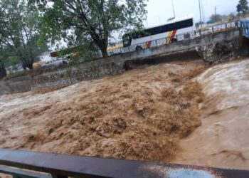 Κακοκαιρία στον Βόλο: Σοκαριστικό βίντεο – Ο ποταμός Κραυσίδωνας “καταπίνει” λεωφορείο