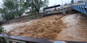 Κακοκαιρία στον Βόλο: Σοκαριστικό βίντεο – Ο ποταμός Κραυσίδωνας “καταπίνει” λεωφορείο