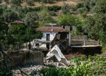 Πήλιο, η επόμενη ημέρα -Με καρότσια και φτυάρια βγάζουν τις λάσπες από τα σπίτια, μεγάλες καταστροφές