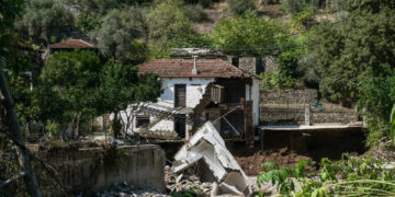 Πήλιο, η επόμενη ημέρα -Με καρότσια και φτυάρια βγάζουν τις λάσπες από τα σπίτια, μεγάλες καταστροφές
