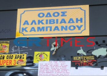 Θεσσαλονίκη: «Θα τον φάω ζωντανό» – Οργή από τα βίντεο της 15χρονης που συνελήφθη για τον ξυλοδαρμό του 14χρονου