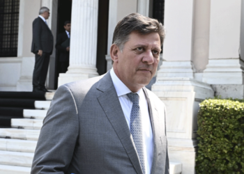 Παραιτήθηκε ο Μιλτιάδης Βαρβιτσιώτης από υπουργός Ναυτιλίας για τη δολοφονία του Αντώνη Καρυώτη στο Blue Horizon