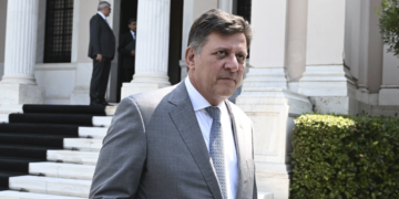 Παραιτήθηκε ο Μιλτιάδης Βαρβιτσιώτης από υπουργός Ναυτιλίας για τη δολοφονία του Αντώνη Καρυώτη στο Blue Horizon