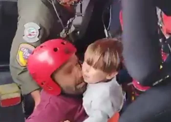 Καρδίτσα: Με ελικόπτερα απεγκλωβίζουν γυναίκες και παιδιά από την Αγία Τριάδα