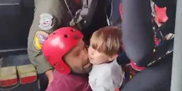 Καρδίτσα: Με ελικόπτερα απεγκλωβίζουν γυναίκες και παιδιά από την Αγία Τριάδα