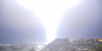 Ρόδος: Ο τρομακτικός κεραυνός που ξεκίνησε τη φωτιά στο Φαληράκι