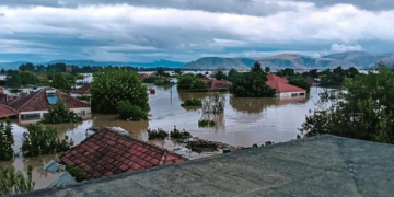 Σοκαριστικές εικόνες στην Καρδίτσα: Το νερό "κατάπιε σπίτια" - Ανέβηκαν στη στέγη για να σωθούν στη Μεταμόρφωση