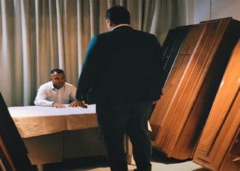 «Σίγουρα θα με ψηφίσεις;» – «Να σε θάψω»: Καμπάνιες με μαύρο χιούμορ (video)