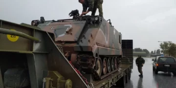 Έφτασε στον Παλαμά Καρδίτσας ο στρατός: Απεγκλωβίζουν ηλικιωμένους από πλημμυρισμένα σπίτια