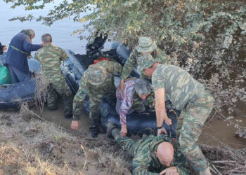 Πεζοναύτης γίνεται «ανθρώπινη γέφυρα» για να περάσουν ηλικιωμένοι πλημμυροπαθείς