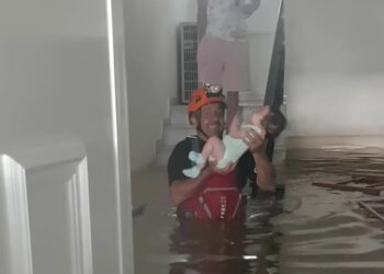 Η συγκινητική επιχείρηση απεγκλωβισμού ενός μωρού από πλημμυρισμένο σπίτι στη Θεσσαλία – “Ψυχούλα μου”