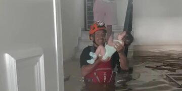 Η συγκινητική επιχείρηση απεγκλωβισμού ενός μωρού από πλημμυρισμένο σπίτι στη Θεσσαλία – “Ψυχούλα μου”