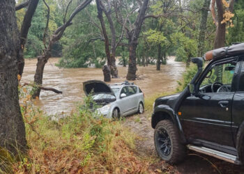 Γρεβενά: Από τύχη δεν παρασύρθηκε το όχημα κατασκηνωτών στον Βενέτικο – Φούσκωσε το ποτάμι
